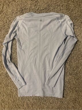 lululemon athletica women’s long-Sleeve Performance Top size 6. Light purple
